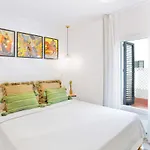 Beachfront Luxury Complex With Tropical Gardens & Pools *