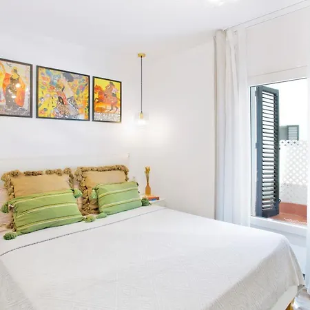 Beachfront Luxury Complex With Tropical Gardens & Pools *